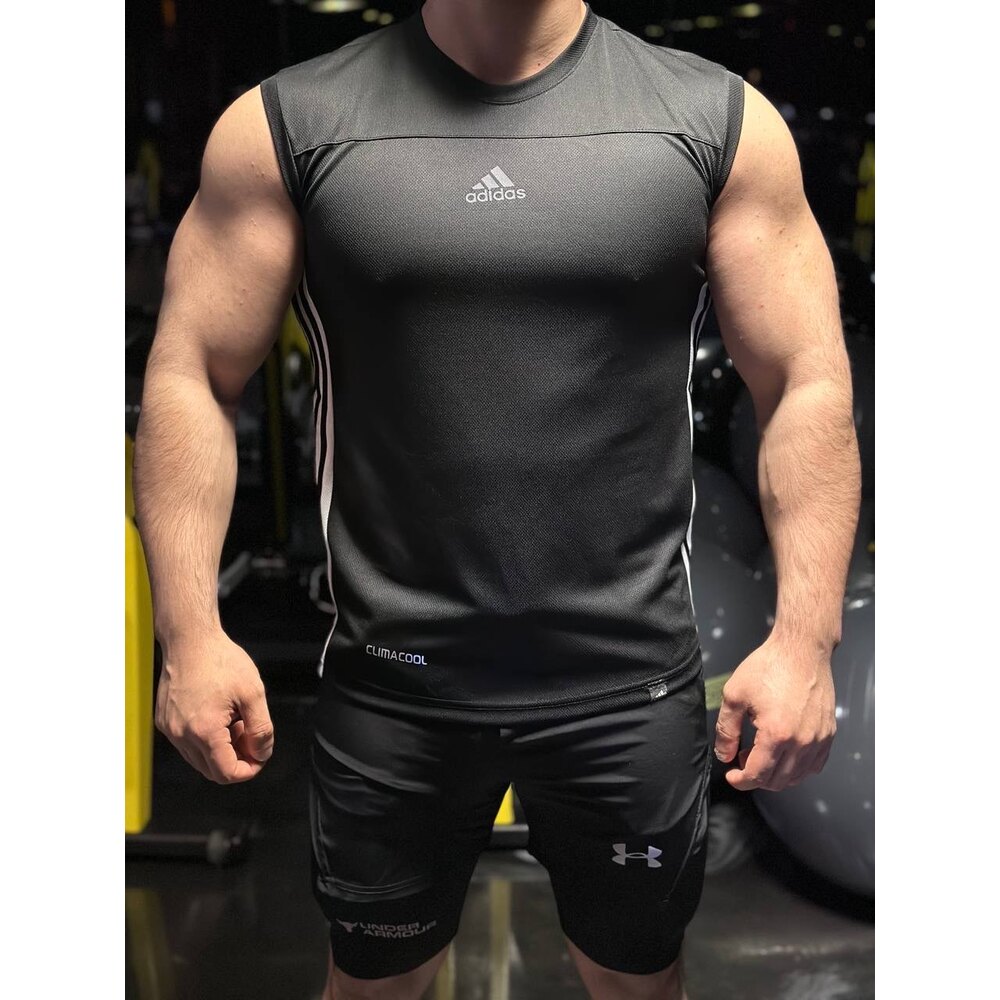 Siyah adidas atlet
