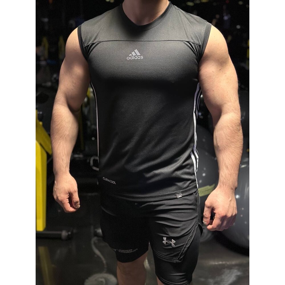 Siyah adidas atlet