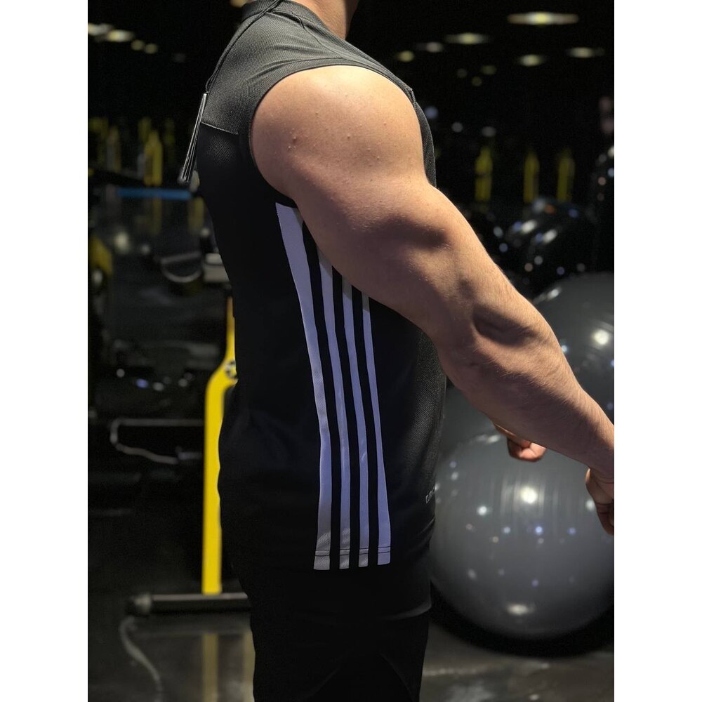 Siyah adidas atlet